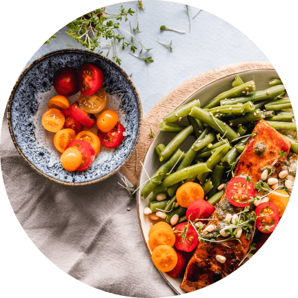 Dos platos de verduras y recetas saludables.